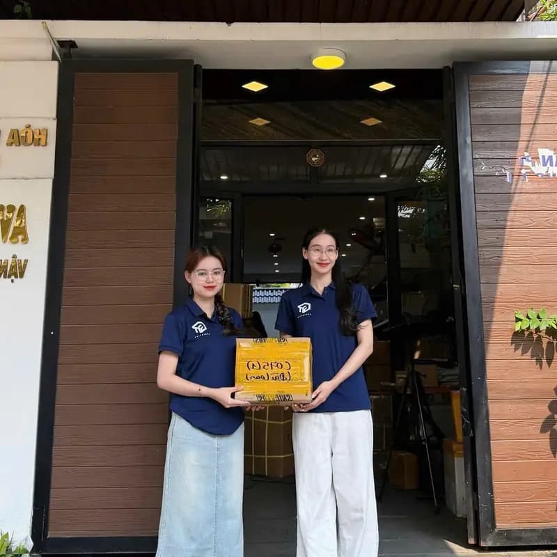 Hai nhân viên GT Logistics cầm thùng hàng đã đóng gói