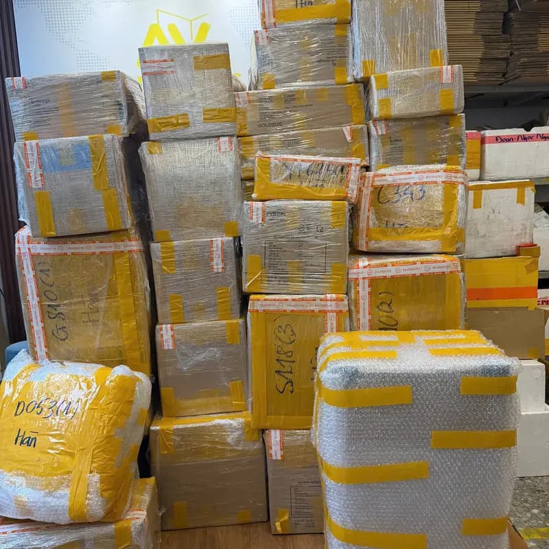 Thùng hàng đã đóng gói xếp chồng chờ vận chuyển
