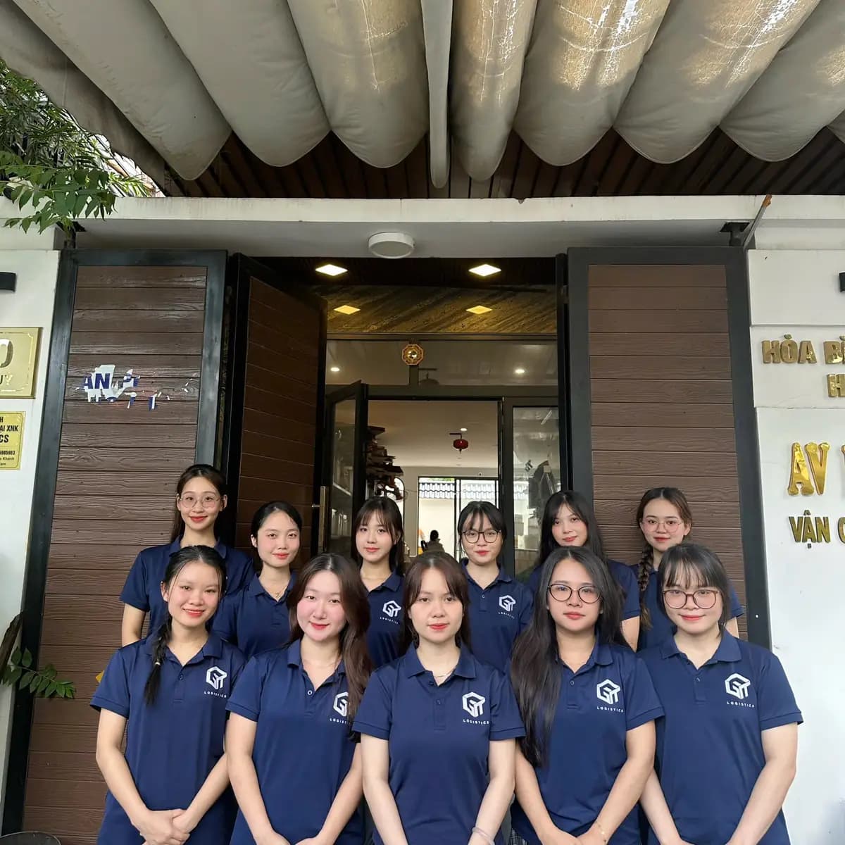Đội ngũ GT Logistics trước cửa văn phòng