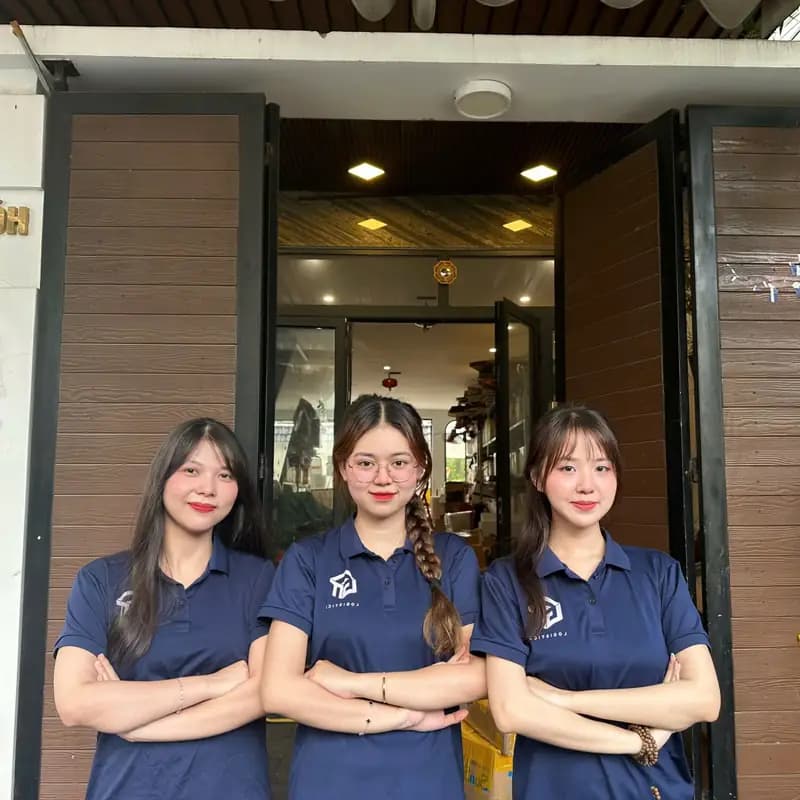 Ba nhân viên GT Logistics trong đồng phục công ty