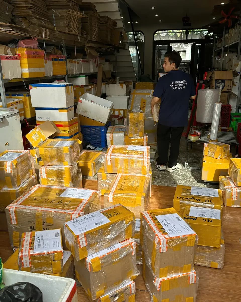 Kho hàng GT Logistics với các thùng hàng chờ đóng gói